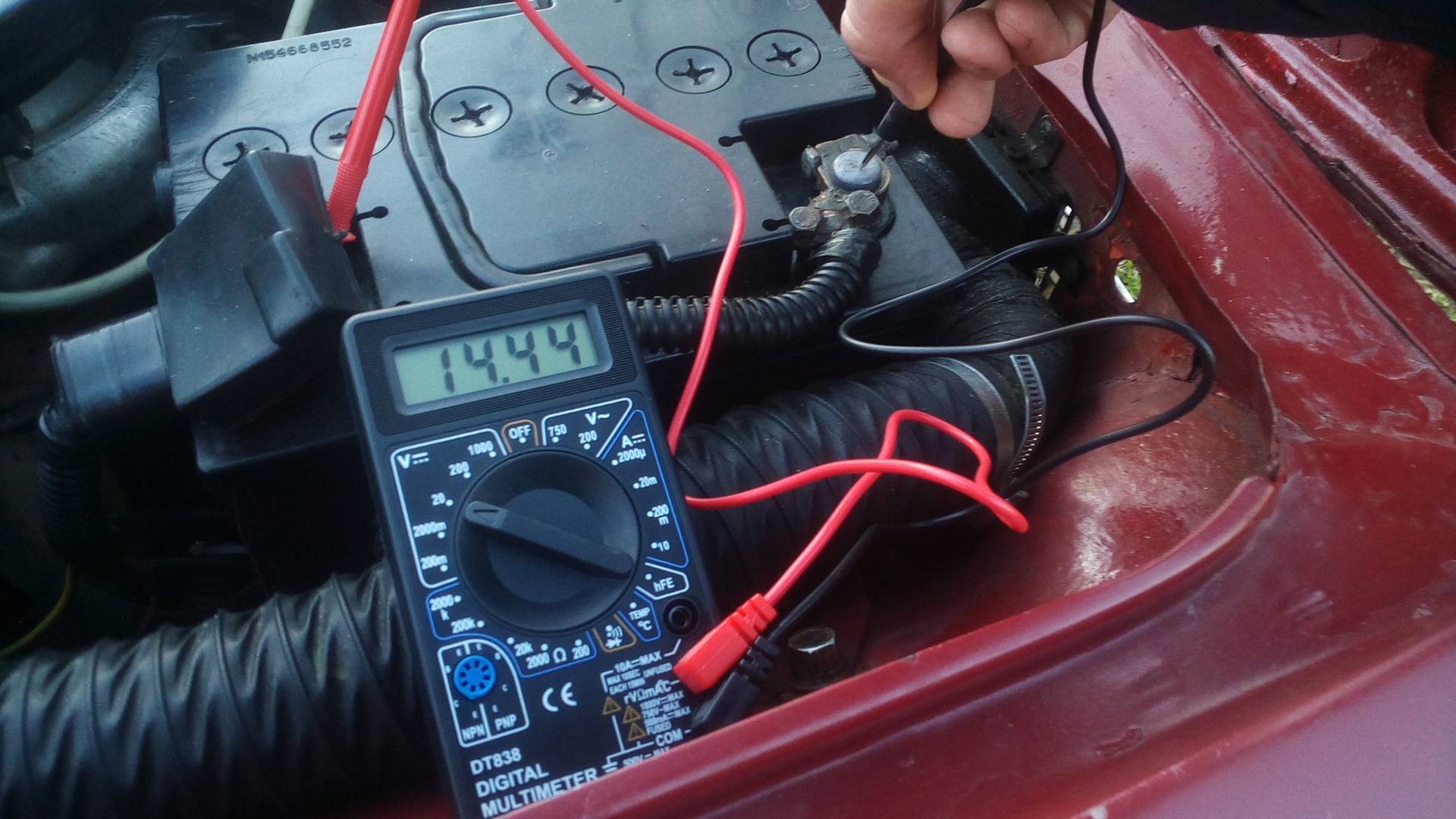 Как зарядить аккумулятор автомобиля зарядным устройством – о чем нужно знать